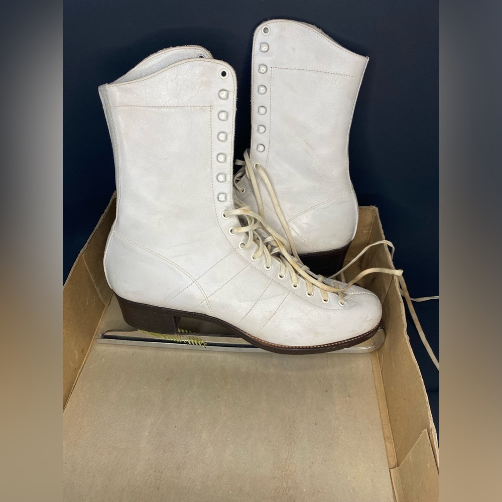 Vintage CCM Off-white Leather Ladies Iceskates Size 7 With Guards